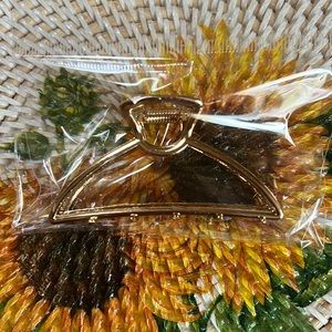 Cute metal claw hair clip. Color: gold